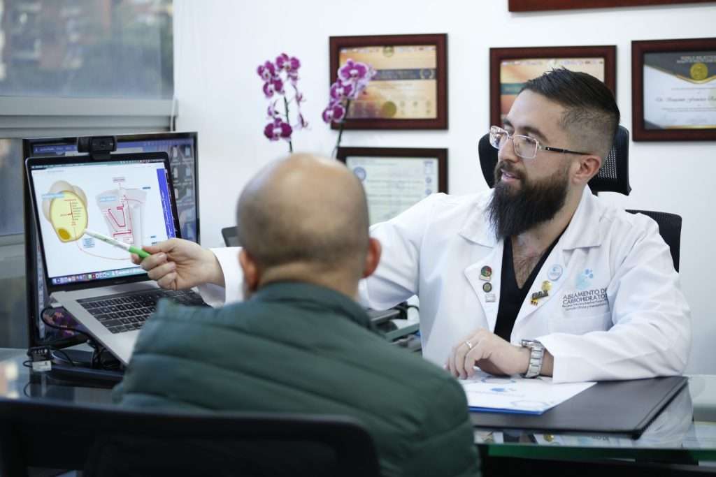 El Dr. Benjamín Ramírez en consulta con un paciente